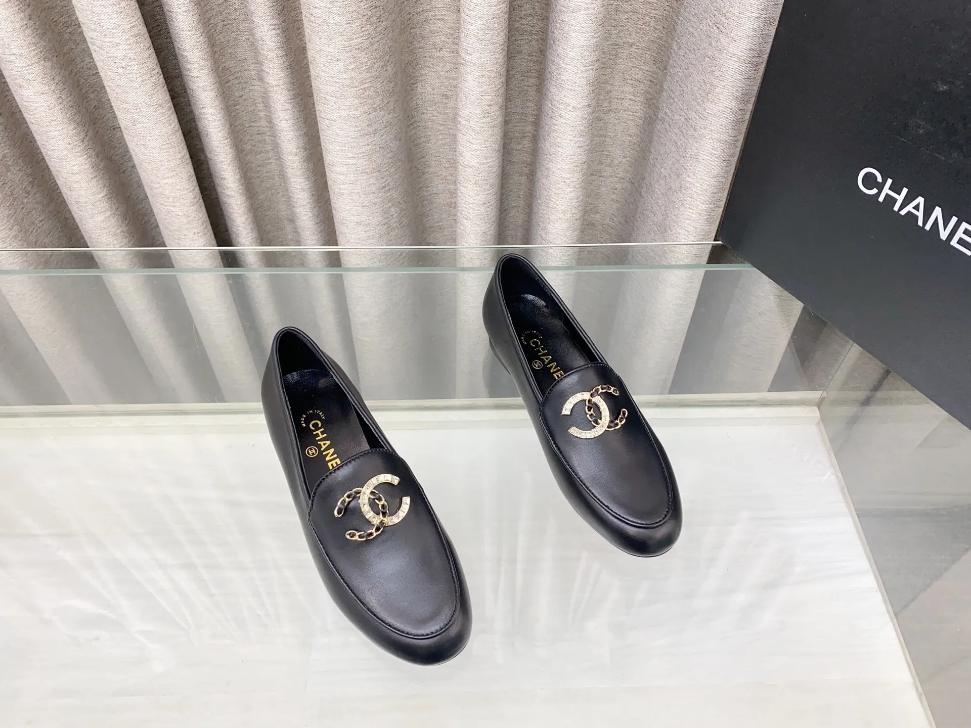 👟👟Ex-factory price 620👟👟 25Fw new spring and summer Chanel small perfume diamond double C half slippers/Loaf single shoes. Versatile style that you don’t get tired of. Super classic style. Casual with exquisiteness and stable temperament. This spring and summer is a beautiful bonus treasure! Upper: Lambskin Lining: Lambskin lining High heels: Flat soles: Italian genuine leather outsole Size: 35-39 (40 and 41 customizations are not returnable)